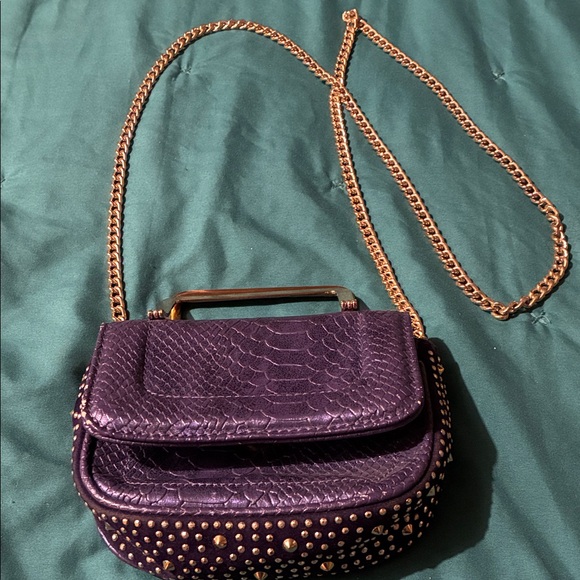 Caché Purple Crossbody Bag with Gold Accents. Ventige - Picture 3 of 10